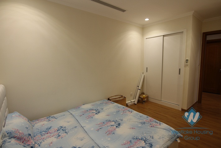 Beautiful and clean apartment for rent in Vinhomes Nguyen Chi Thanh, Dong Da, Ha Noi
